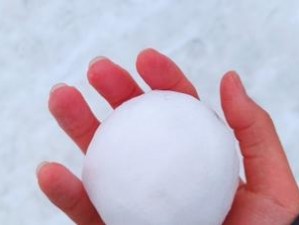 两团雪球挤出各种形状、两团雪球在手中揉捏，变幻出各种奇妙形状